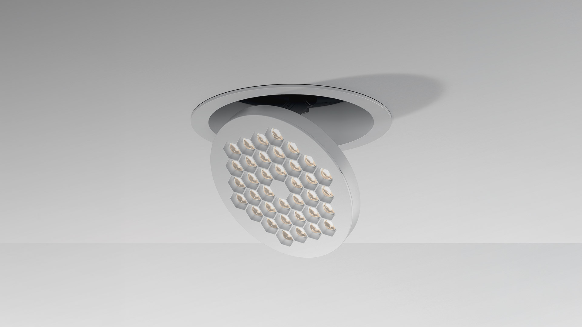 Due faretti LED da incasso neri: sinistra versione orientabile inclinata con array multi-lente, destra versione fissa a filo soffitto