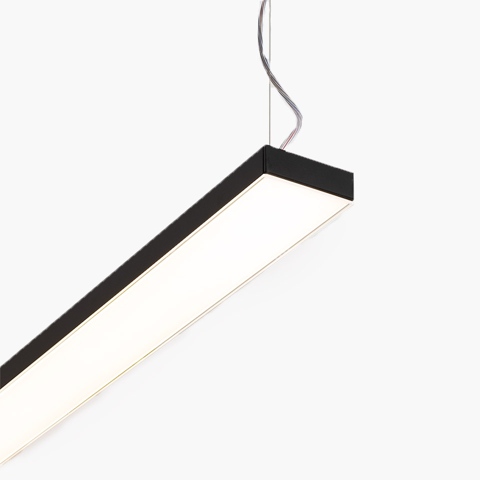 Lampada a sospensione Artemide Hoy Linear Stand Alone: elegante corpo rettangolare nero con diffusore bianco, sospesa da cavi in acciaio