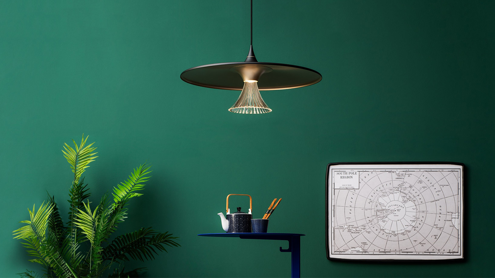 Lampada a sospensione Ipno di Artemide: ampio paralume a disco nero e oro con elegante tenda luminosa in fibra di ottone