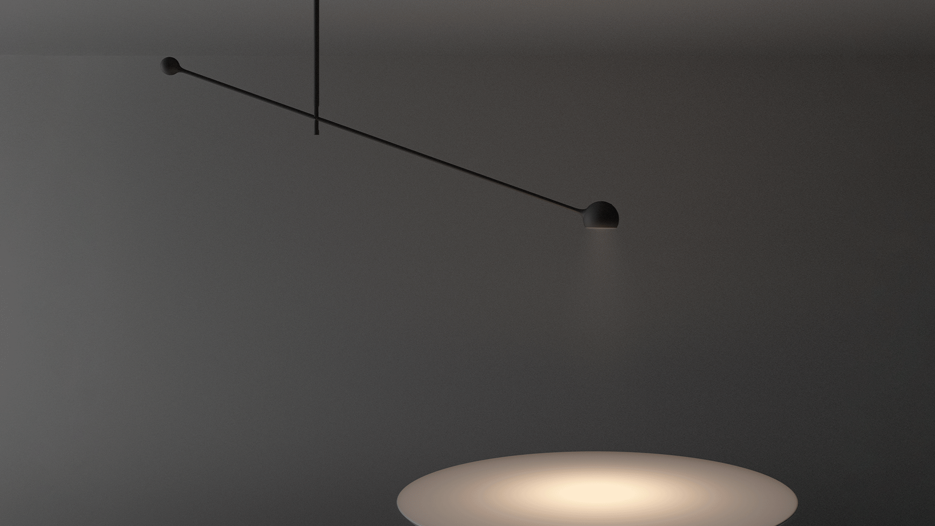 Lampada da tavolo Artemide Ixa bianca con testa sferica su braccio curvo, accanto a una macchina da scrivere vintage gialla su superficie blu