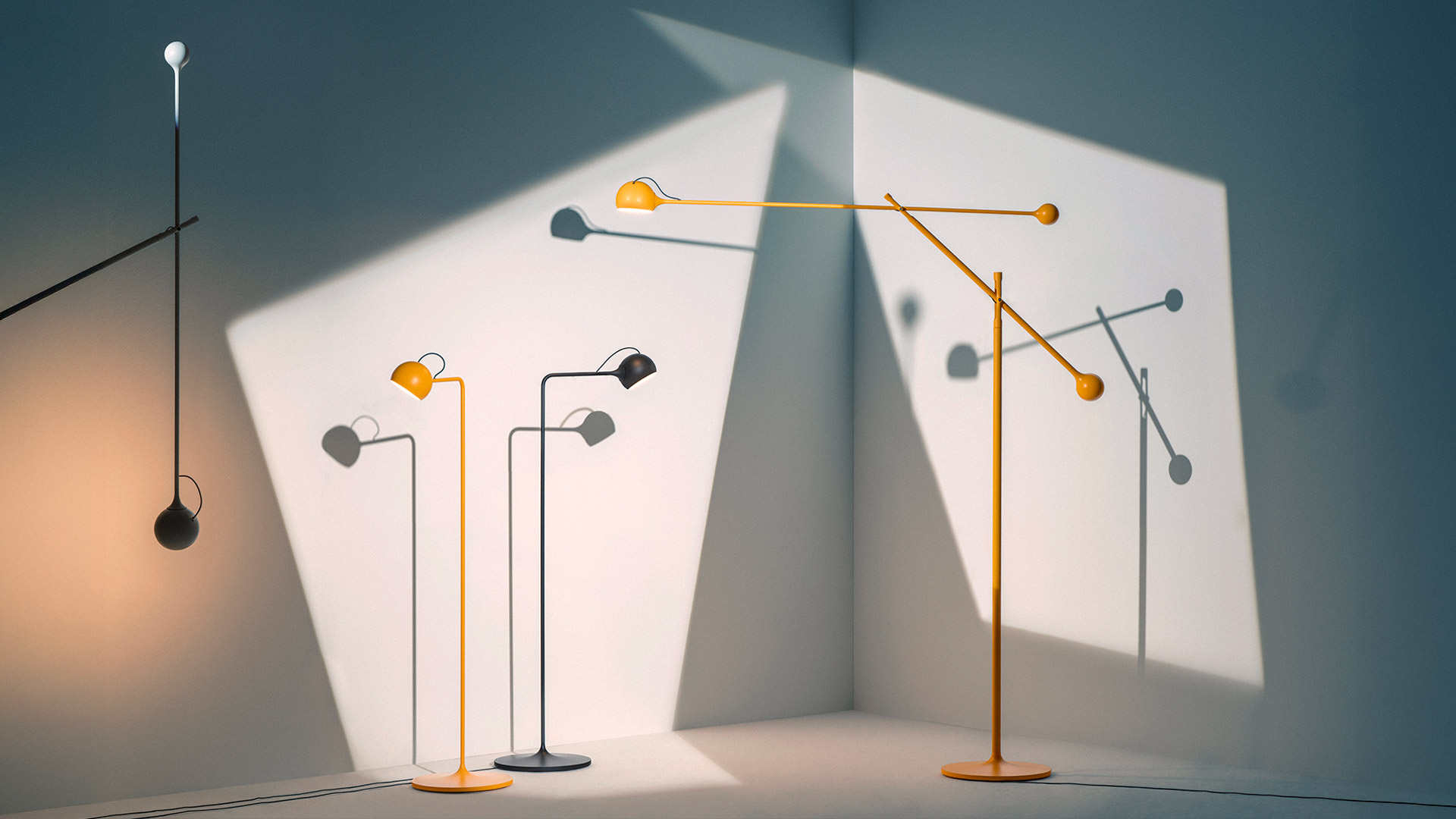 Due lampade da terra Artemide Ixa su superficie bianca: sinistra in bianco, destra in nero, entrambe con fusto sottile e testa sferica orientabile