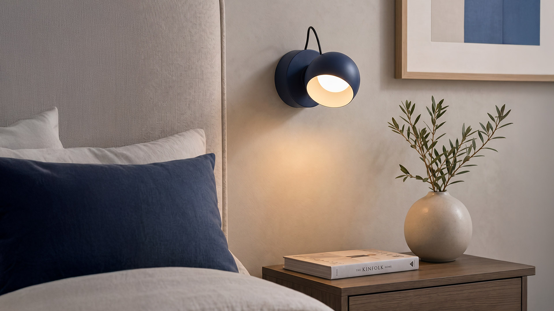Lampade Artemide Ixa in bianco e giallo, mostrate a parete e in mano, con testine circolari su cavi neri flessibili