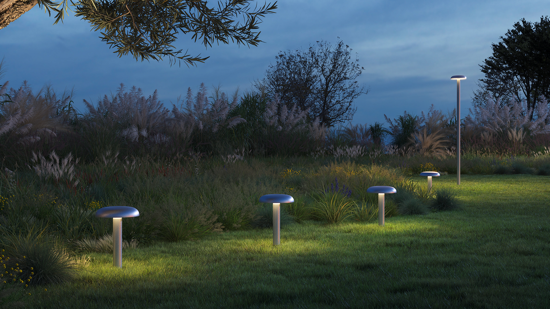 Due applique Artemide Knop: sinistra con base a disco in alluminio spazzolato e globo opale, destra con diffusore sferico opaco che emette un alone luminoso morbido