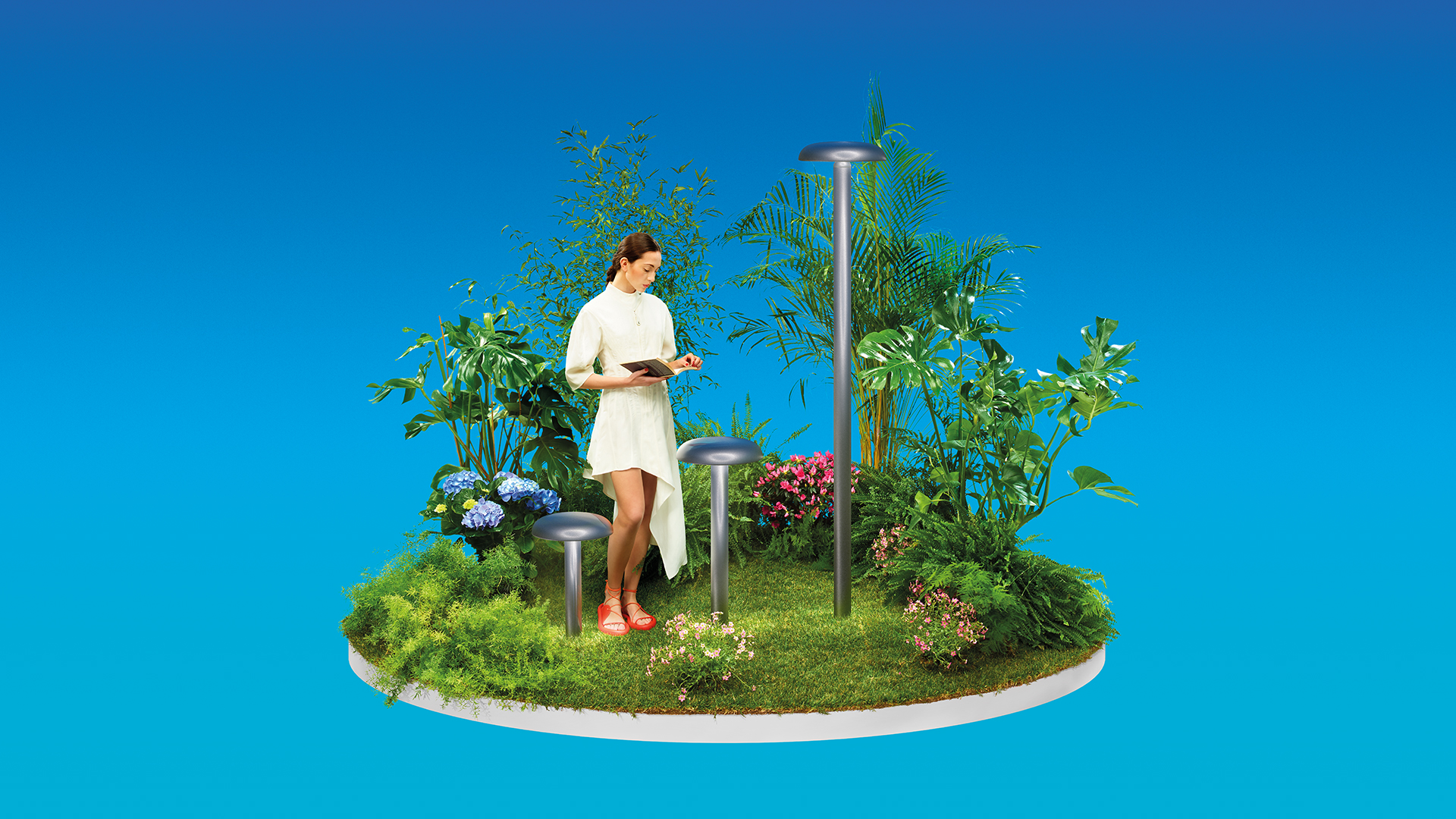 Luci da giardino Artemide Knop illuminano un giardino al crepuscolo, con diffusori a fungo su sottili pali che proiettano luce calda sull'erba