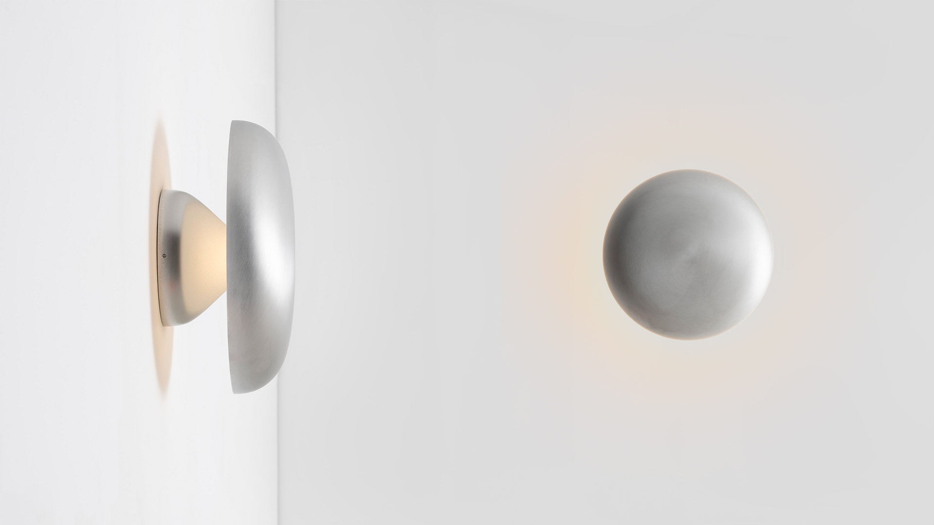 Collezione Artemide Knop: tre lampade da terra di altezze graduate e un'applique, tutte in alluminio spazzolato con teste LED a disco
