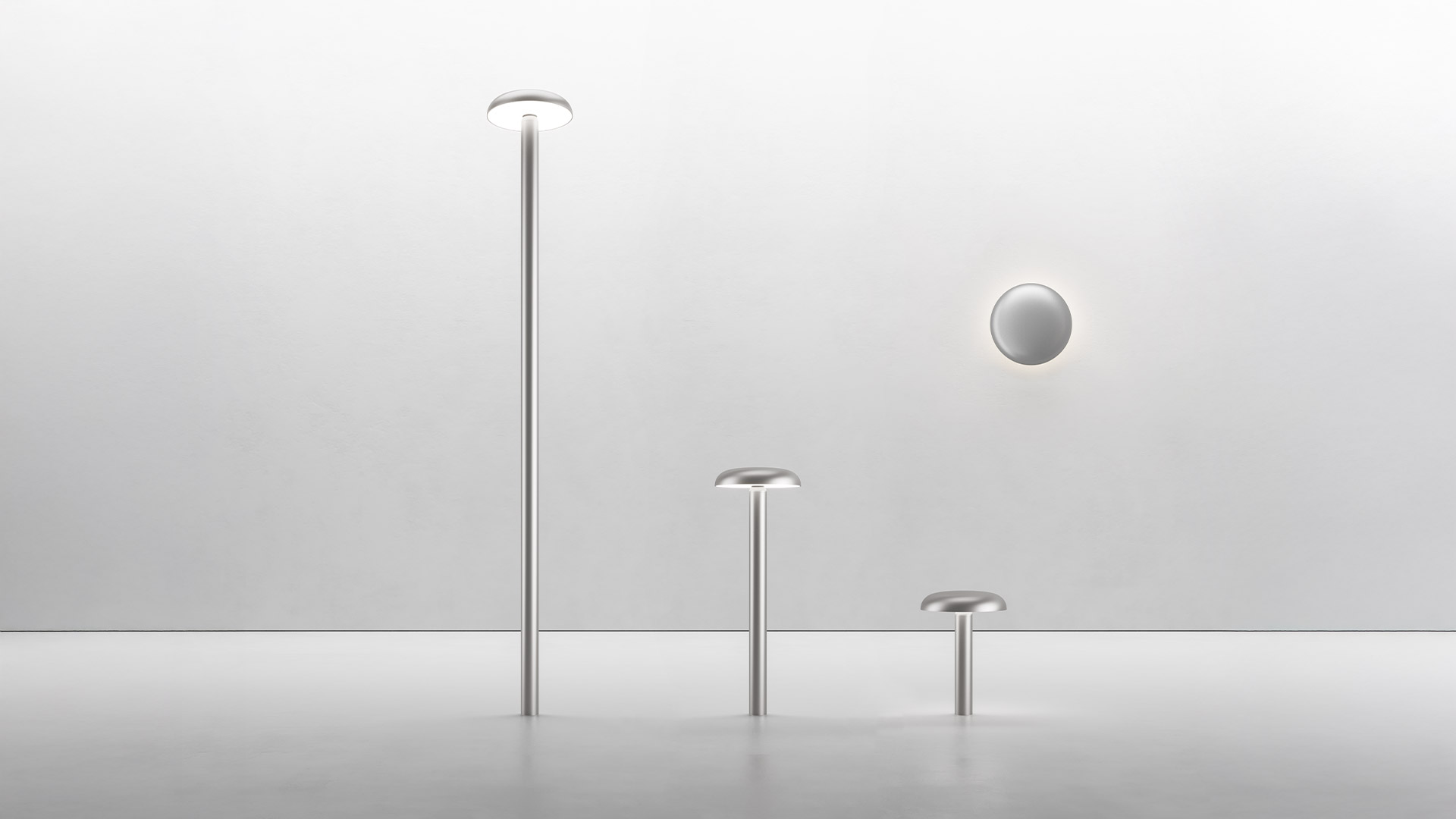 Lampada da esterno Artemide Knop con diffusore rotondo piatto su stelo sottile, posizionata su prato verde