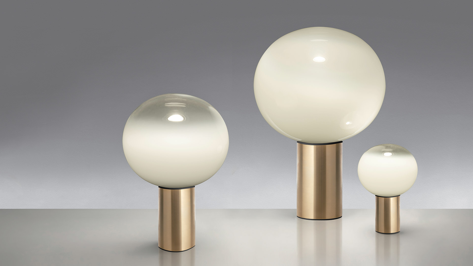 Lampada da tavolo Artemide Laguna Tavolo con diffusore sferico in vetro satinato su base in ottone e metallo nero, luce calda