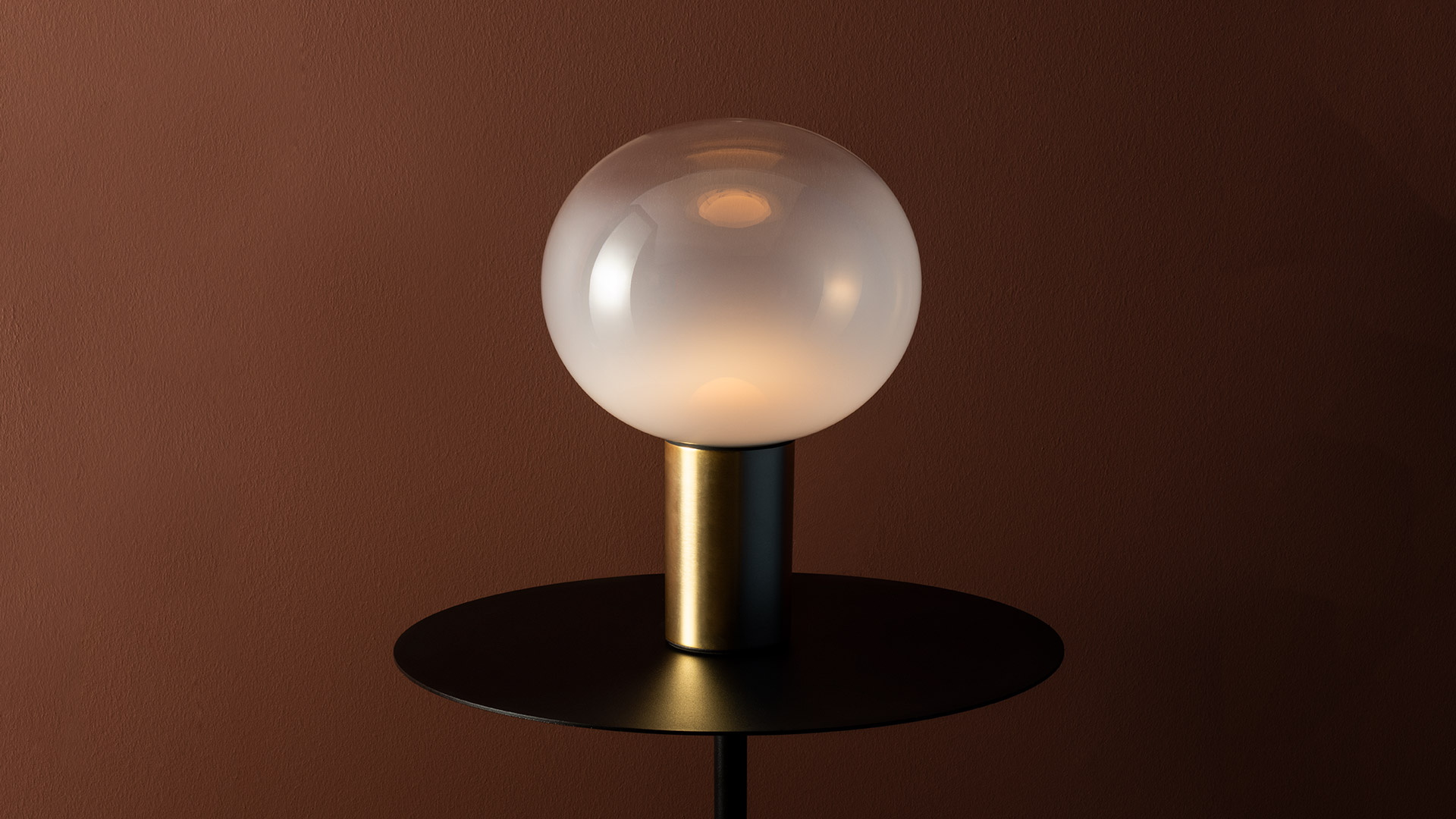 Tre lampade da tavolo Artemide Laguna Tavolo in tre dimensioni con globi in vetro opalino su basi cilindriche color bronzo