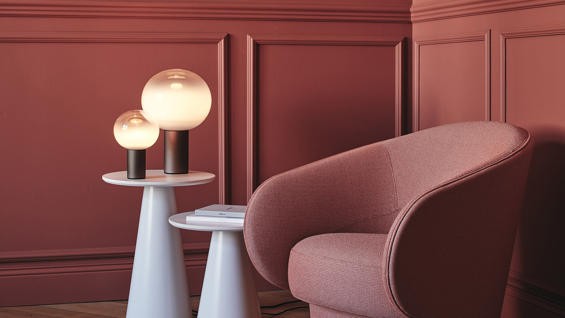 Tre lampade da tavolo Artemide Laguna Tavolo in tre dimensioni, con diffusori a globo in vetro opalino su basi cilindriche in ottone spazzolato