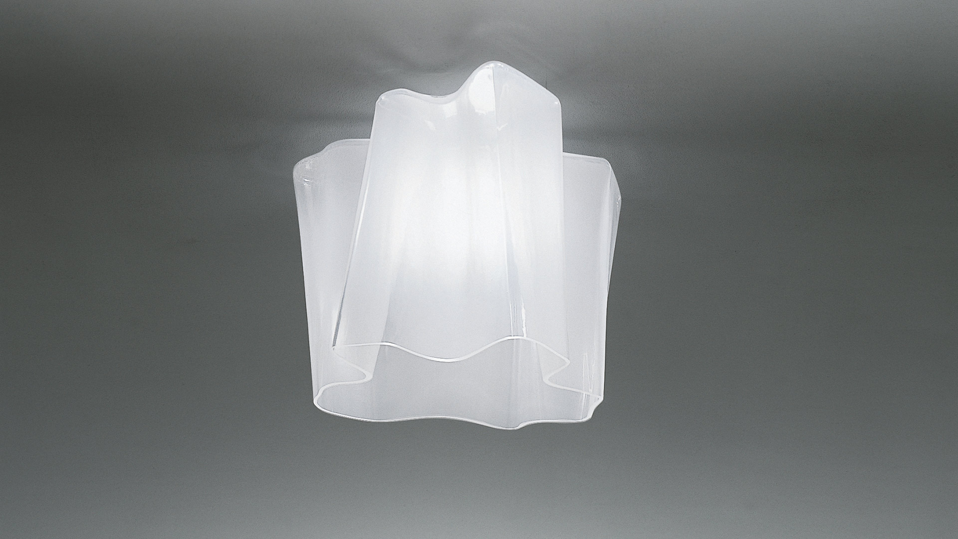 Lampada da soffitto Artemide Logico con diffusore in vetro bianco satinato a strati, forma organica a fiore, montaggio a plafone