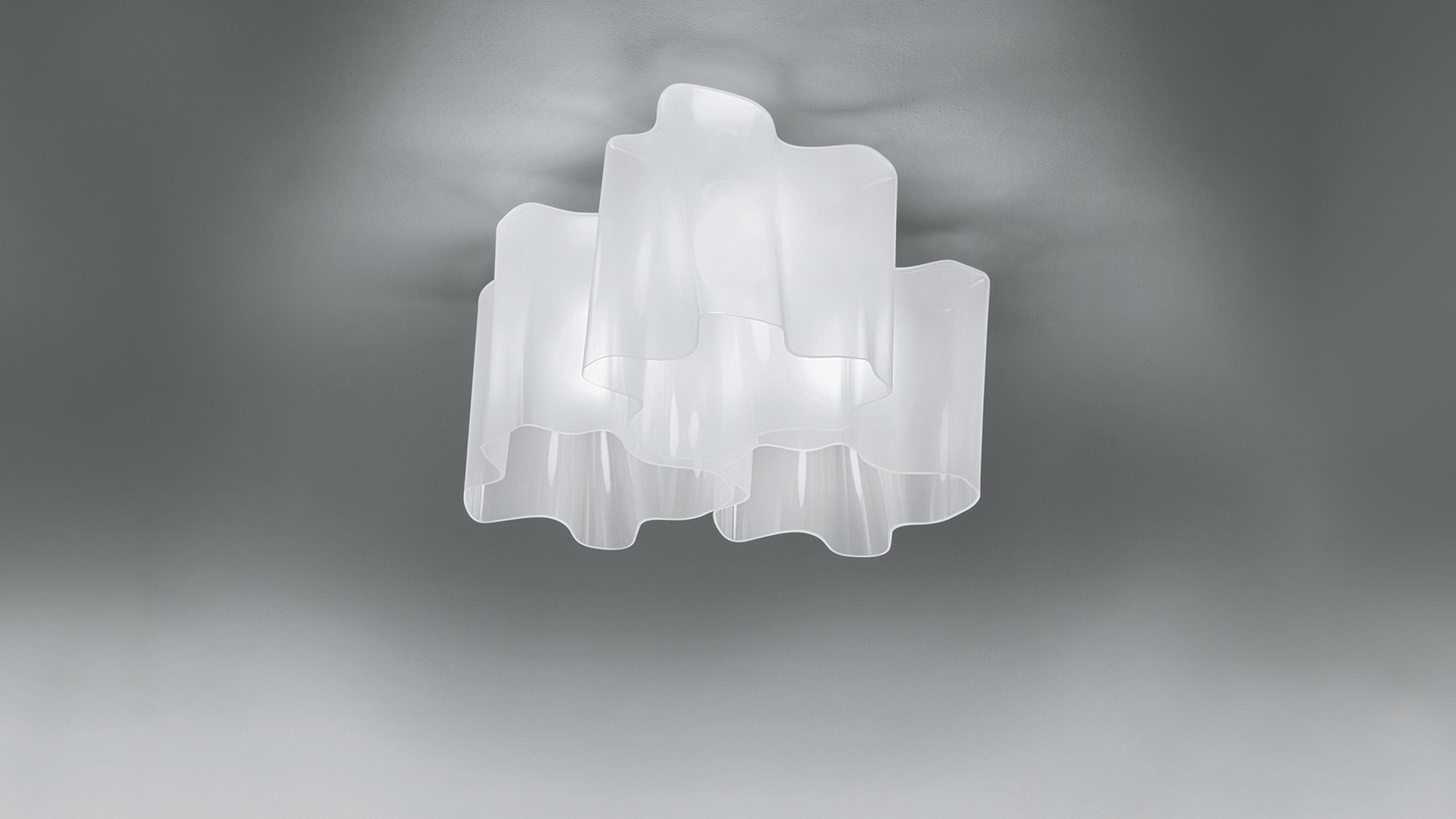 Plafoniera Artemide Logico Soffitto 3x120° con tre diffusori in vetro bianco satinato disposti a forma di fiore, che emettono luce diffusa e soffusa
