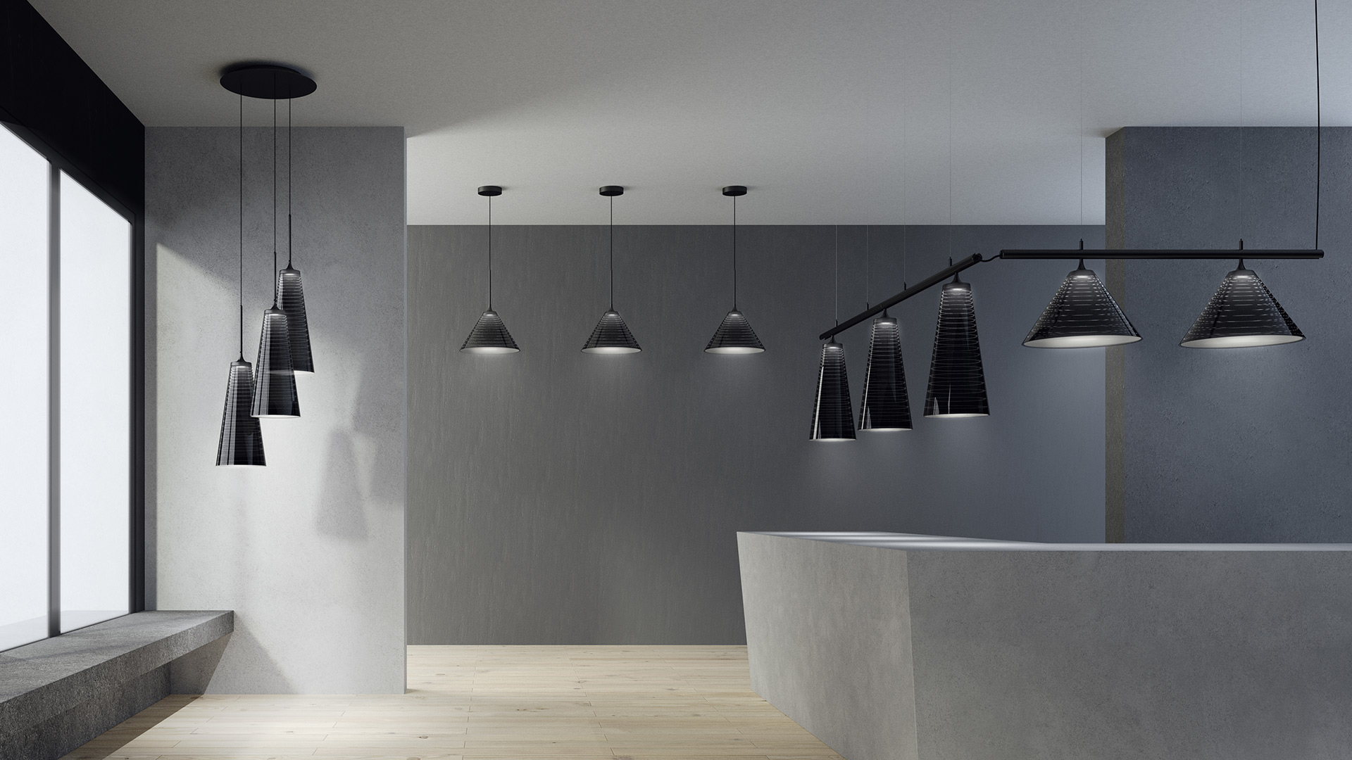 Gruppo di sette lampade a sospensione Artemide 'Look at Me' in vetro fumé di diverse dimensioni, appese a una rosetta nera a soffitto