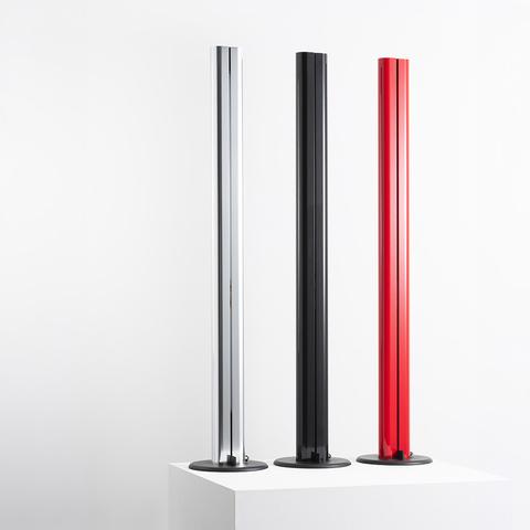 Tre lampade da terra Artemide Megaron in cromo, nero e rosso, con colonne cilindriche sottili su basi rotonde