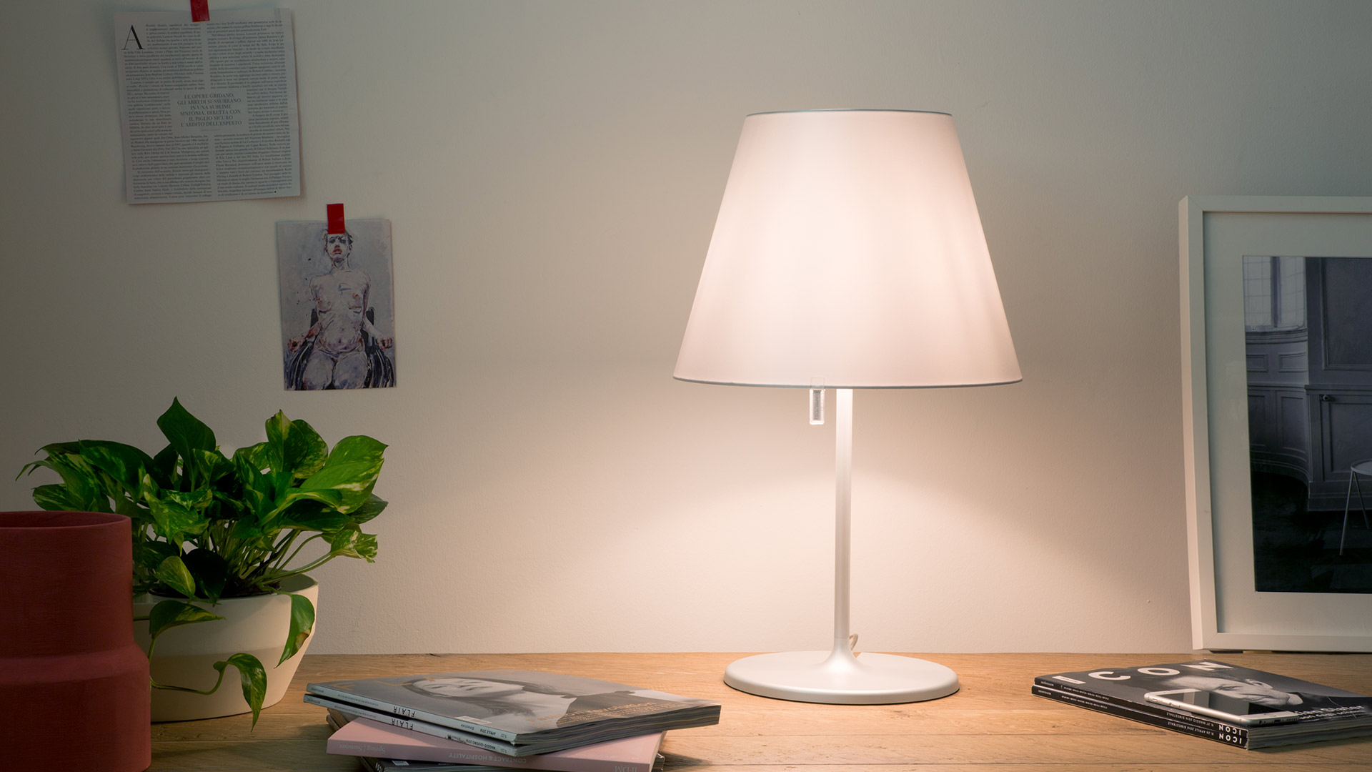 Quattro lampade da tavolo Artemide Melampo Tavolo con paralumi conici in bianco e beige, in varie dimensioni e posizioni inclinate su steli sottili