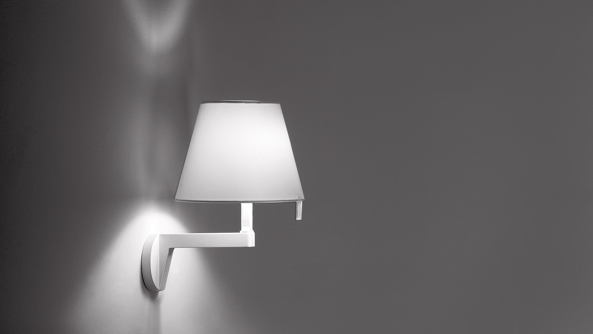 Lampada da parete Artemide Melampo Parete con paralume conico bianco su braccio in alluminio regolabile, con luce proiettata verso l'alto