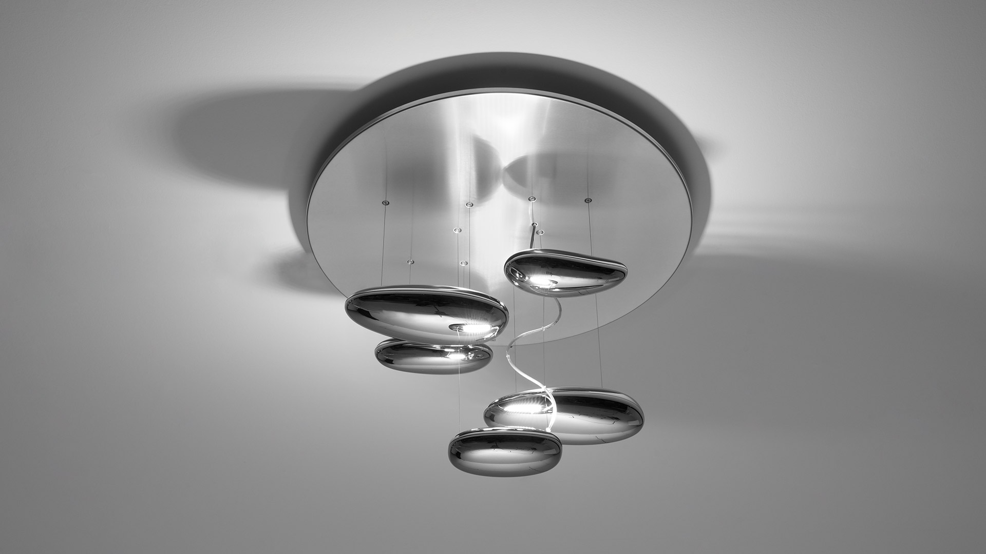 Artemide Mercury Mini ceiling light: five chrome disc-shaped pendants suspended at varying heights from a circular ceiling plate