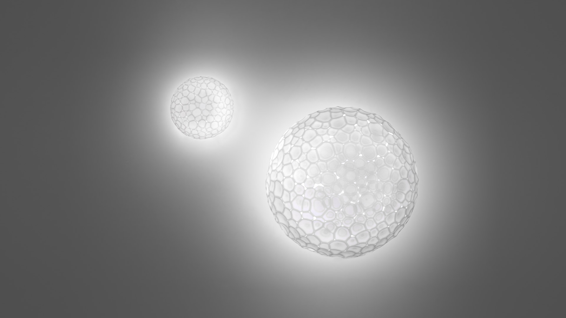 Due lampade da parete/soffitto Artemide Meteorite con diffusori sferici cellulari organici che emettono luce bianca soffusa, misure piccola e grande