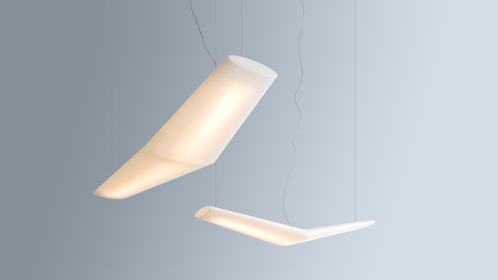 Due lampade a sospensione Artemide Mouette con diffusori bianchi angolati sospesi a diverse altezze su sottili cavi