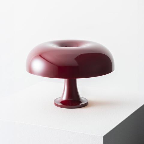 Lampada da tavolo Artemide Nessino in rosso bordeaux, con paralume lucido a forma di ciambella su base a piedistallo
