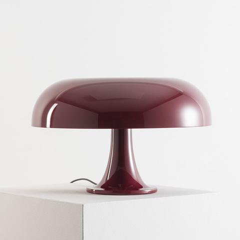 Lampada da tavolo Artemide Nesso in rosso bordeaux, con paralume lucido a forma di fungo su base a piedistallo