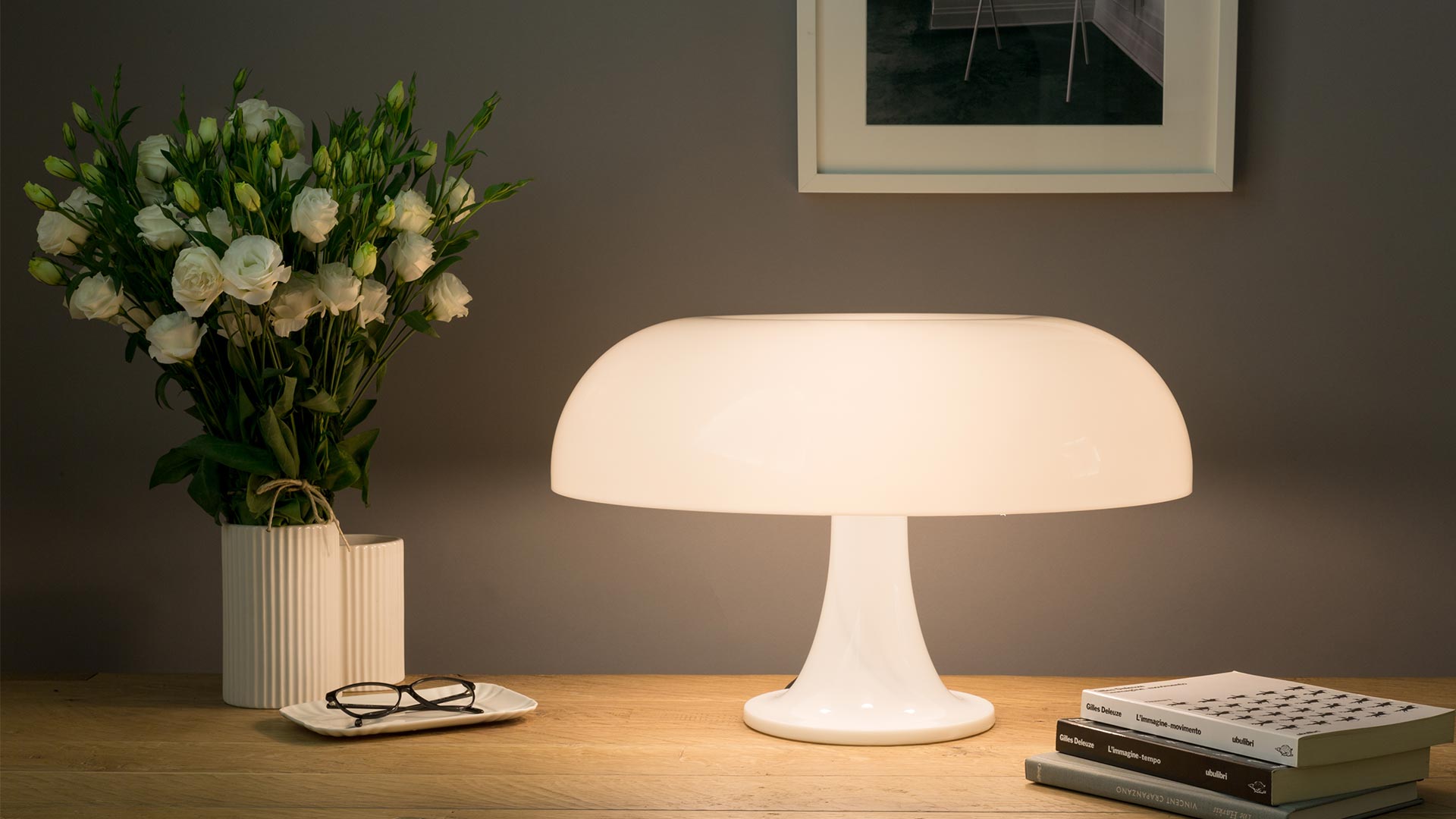Lampada da tavolo Artemide Nesso in arancione, con iconico paralume a fungo su base a piedistallo, progettata da Giancarlo Mattioli