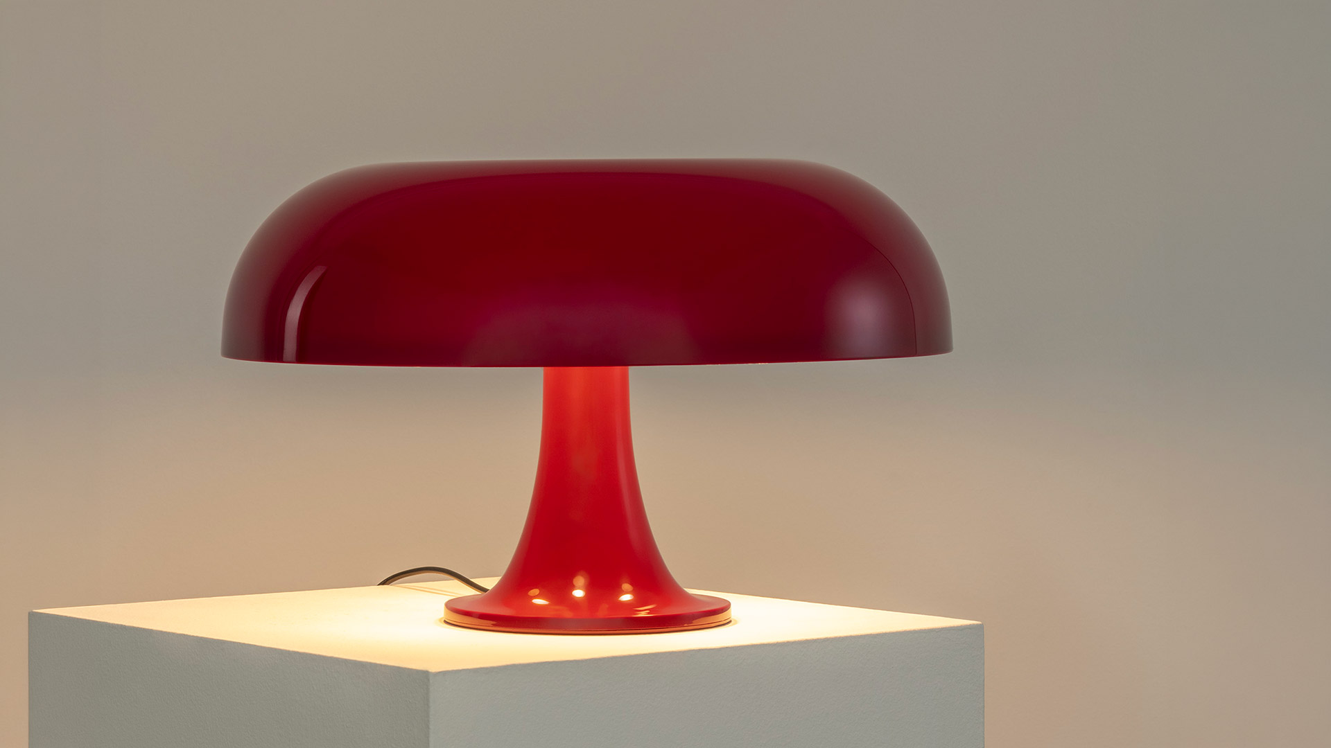Lampada da tavolo Artemide Nesso, iconico diffusore bianco lucido a forma di fungo su base a piedistallo, disegnata da Giancarlo Mattioli