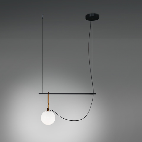 Lampada a sospensione Artemide NH: barra orizzontale nera con giunzione in ottone, sfera in vetro opalino bianco, cavo nero che scende dal rosone