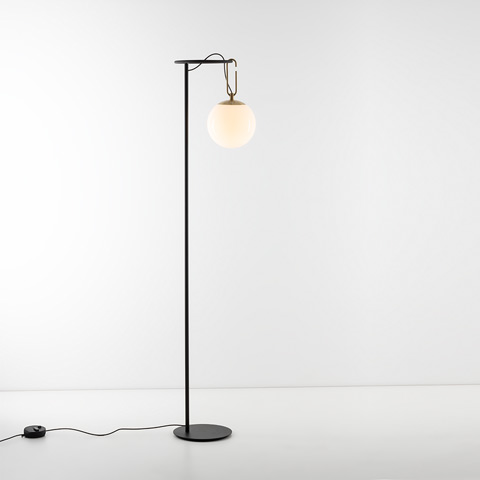 Lampada da terra Artemide NH Terra: sottile stelo in metallo nero con base rotonda, gancio in ottone che sostiene un diffusore globo in vetro bianco opalino