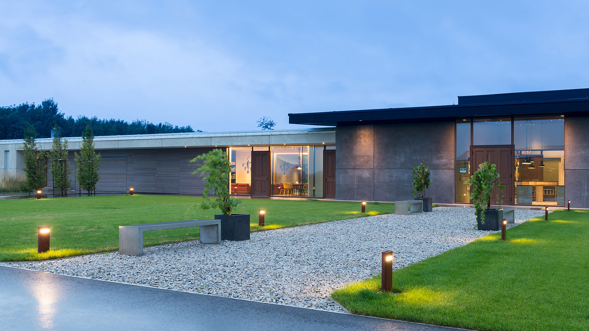 Luci da esterno Artemide Nuda: due versioni da parete in grigio e rosso, due versioni a paletto in grigio scuro e bianco con fessura LED orizzontale