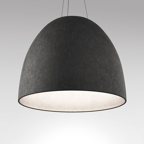 Lampada a sospensione Artemide Nur Acoustic con paralume a cupola in feltro grigio scuro e interno bianco, sospesa da sottili cavi