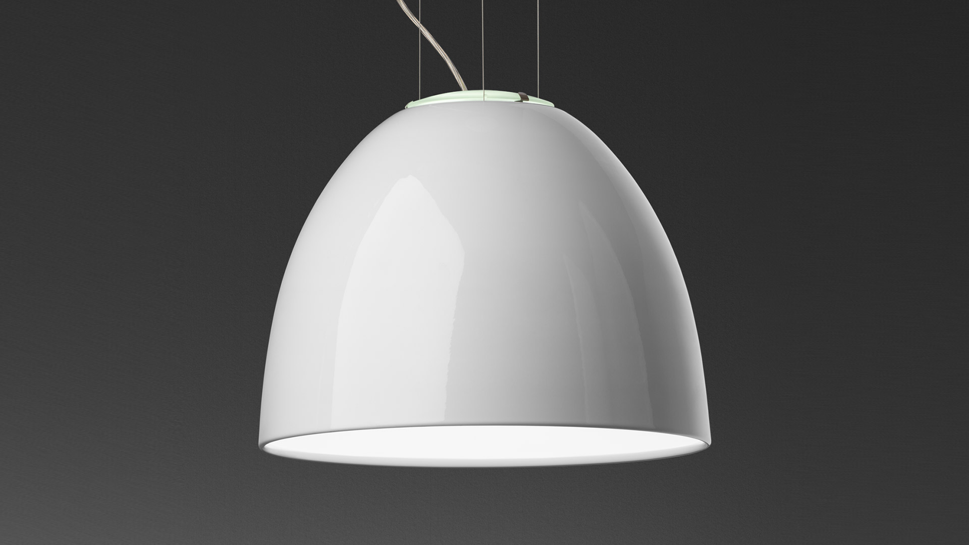 Lampada a sospensione Artemide Nur Gloss con paralume a cupola nero lucido, interno bianco, sospesa da sottili cavi