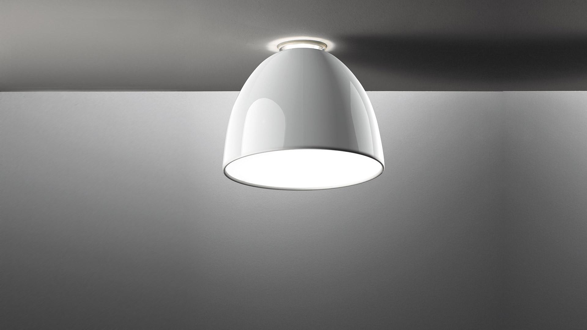 Lampada da soffitto Artemide Nur Mini Gloss con paralume a cupola bianco lucido, installazione a plafone, luce diffusa calda