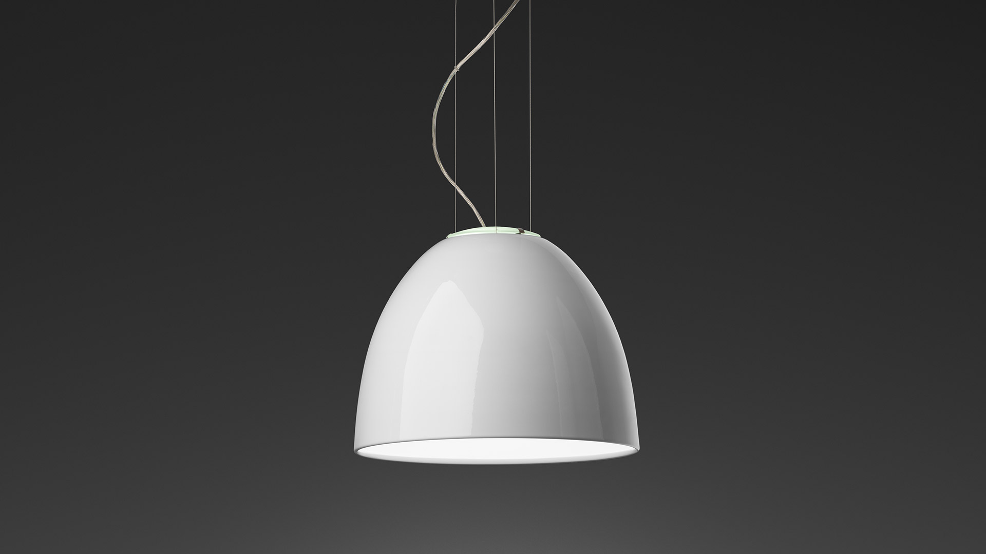 Lampada a sospensione Artemide Nur Mini Gloss con paralume a cupola bianco lucido, sospesa da sottili cavi su sfondo scuro