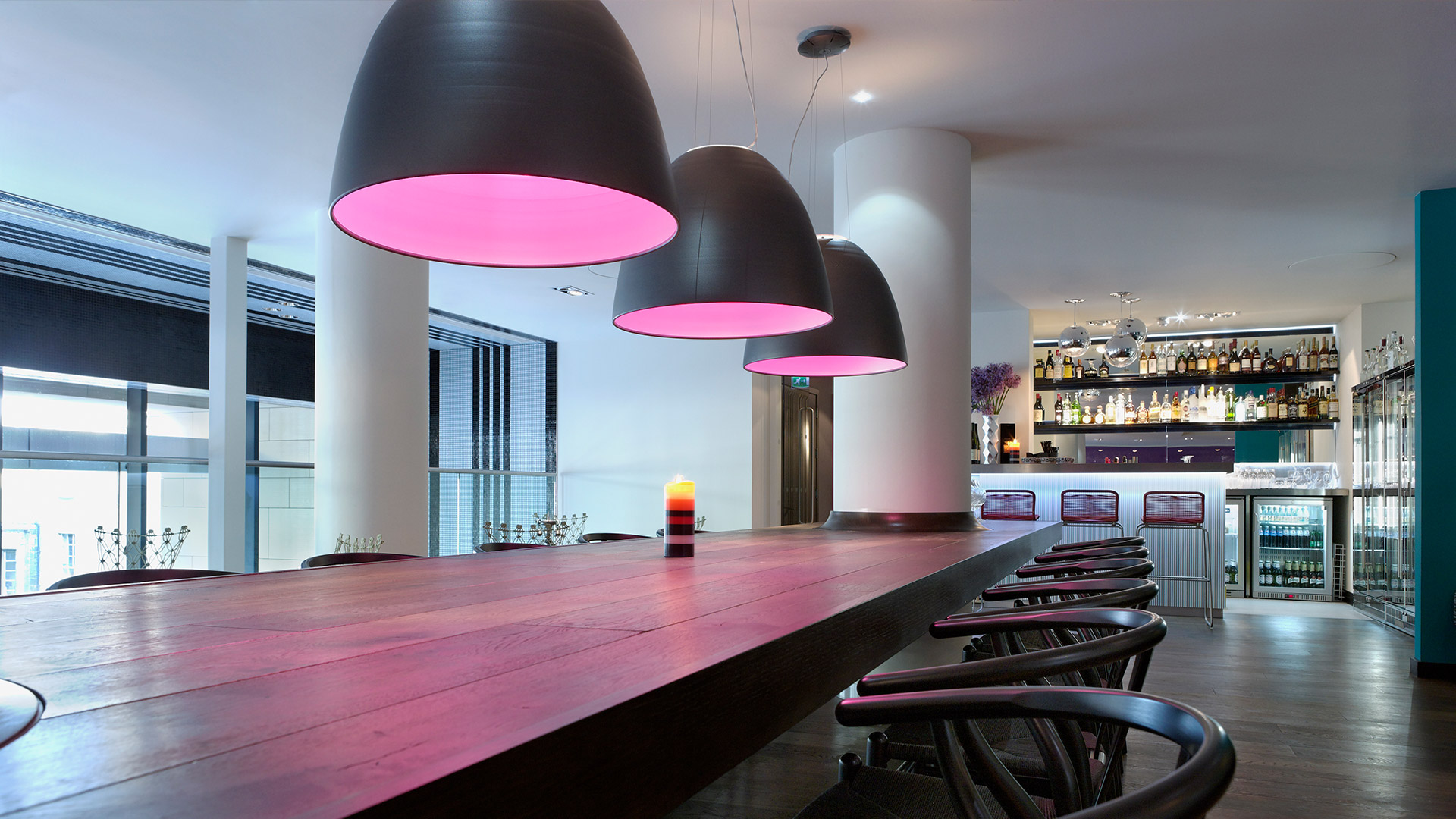 Lampada da soffitto Artemide Nur: paralume conico nero opaco con interno dorato caldo che diffonde luce d'ambiente soffusa