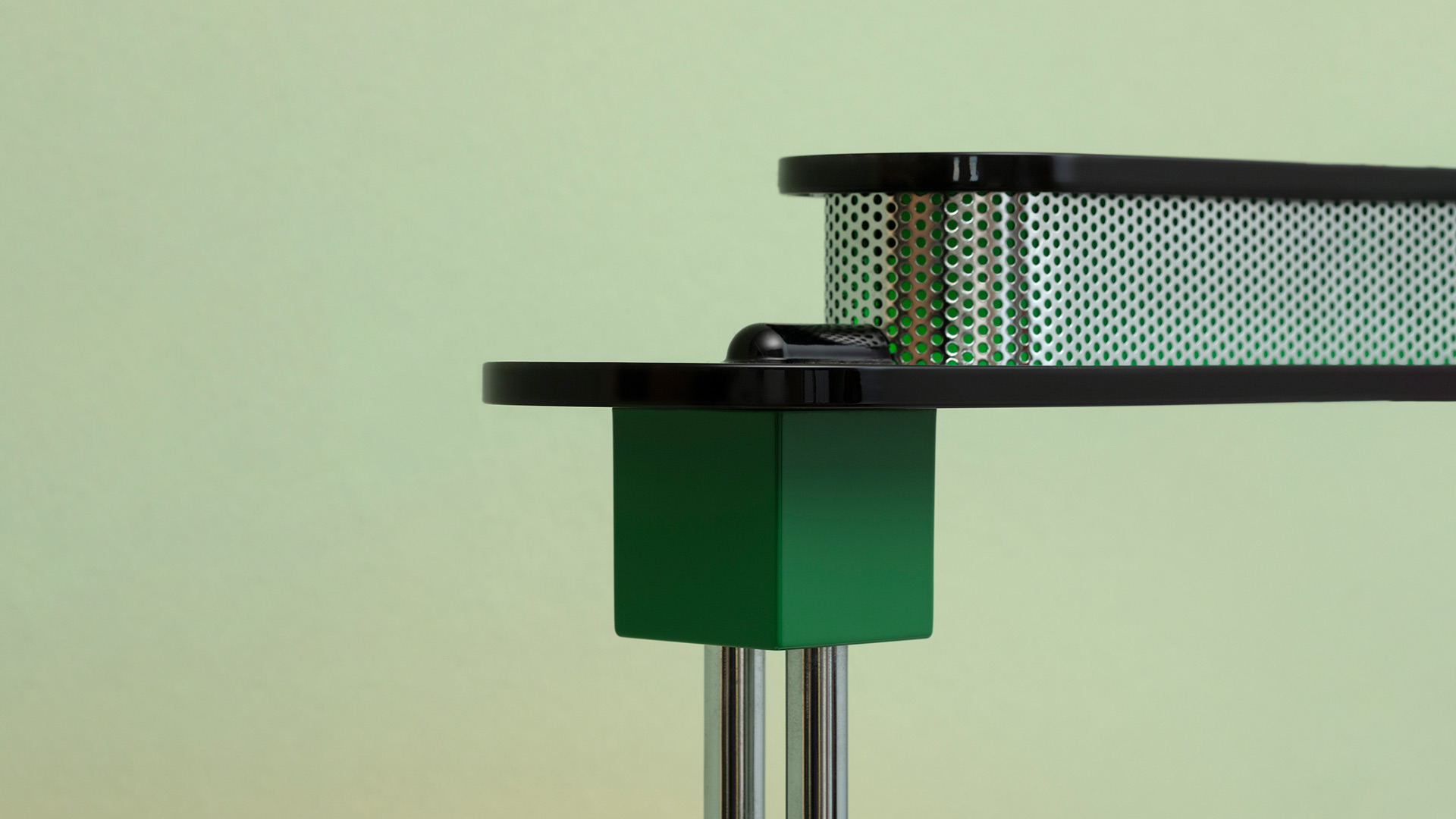 Lampada da tavolo Artemide Pausania: tubo fluorescente orizzontale su due colonne metalliche, diffusore in vetro verde, base rettangolare nera