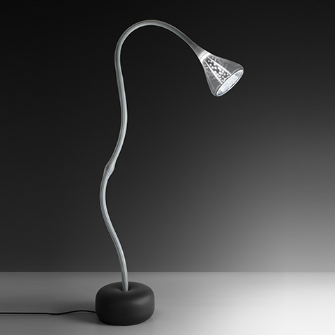Lampada da terra Artemide Pipe: stelo flessibile grigio serpentinato su base rotonda nera, testa LED conica perforata che dirige la luce verso il basso