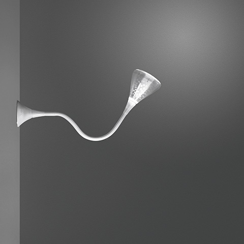 Lampada da parete Artemide Pipe: braccio bianco flessibile e curvo a parete, con diffusore LED a tromba svasata che emette luce direzionale soffusa