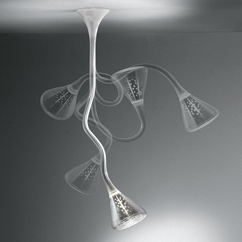 Lampada a soffitto Artemide Pipe Sospensione con cinque paralumi conici traslucidi su bracci flessibili curvi, fissaggio a soffitto in bianco