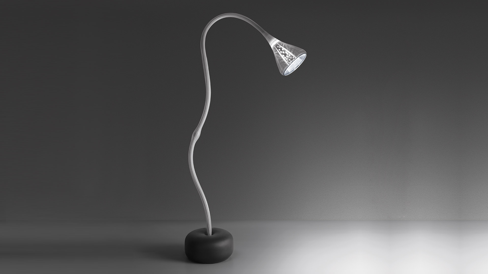 Lampada da terra Artemide Pipe Floor: elegante braccio flessibile argentato su base rotonda nera, testa conica LED con luce orientata verso il basso