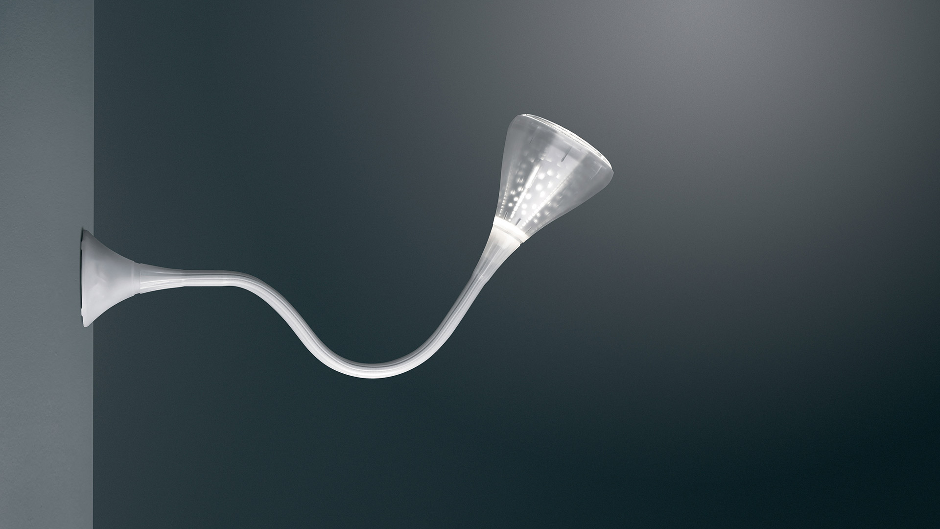 Lampada da parete Artemide Pipe con braccio flessibile bianco e diffusore LED a tromba svasata, montata su parete scura
