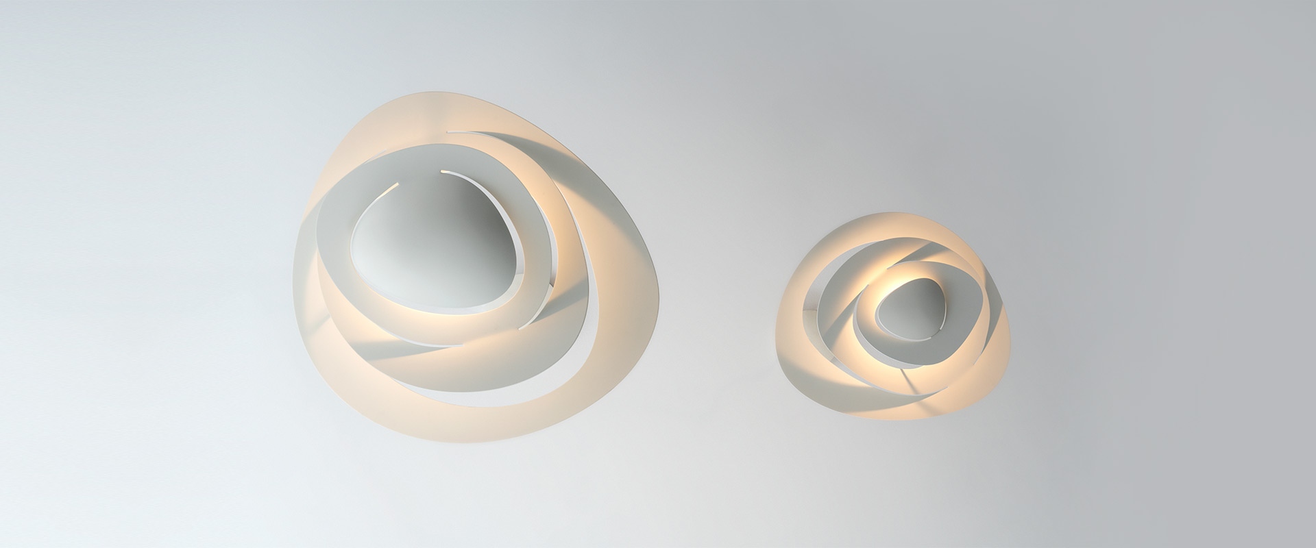 Lampada a sospensione Artemide Pirce in oro, con elegante diffusore a forma di nastro spiralato sospeso da sottili cavi