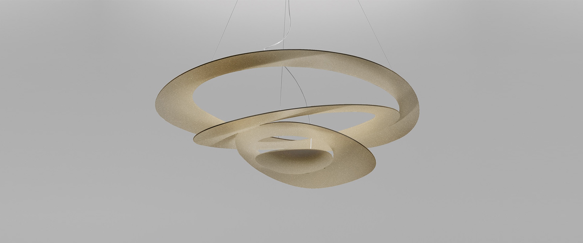 Lampada a sospensione Artemide Pirce bianca, con forma organica a spirale, sopra una cucina moderna verde con piano di lavoro scuro.