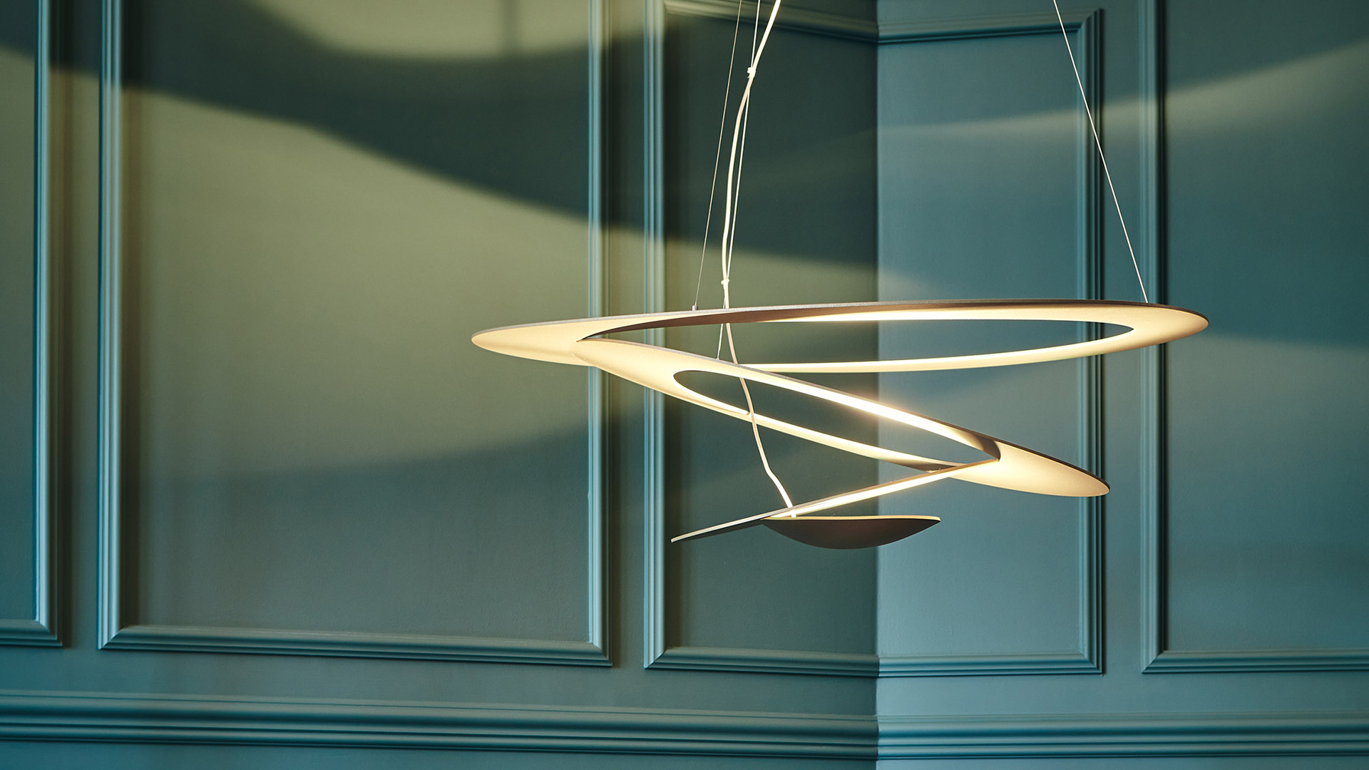 Primo piano della lampada a sospensione Artemide Pirce Sospensione, con eleganti anelli in alluminio a spirale sovrapposti in finitura oro caldo