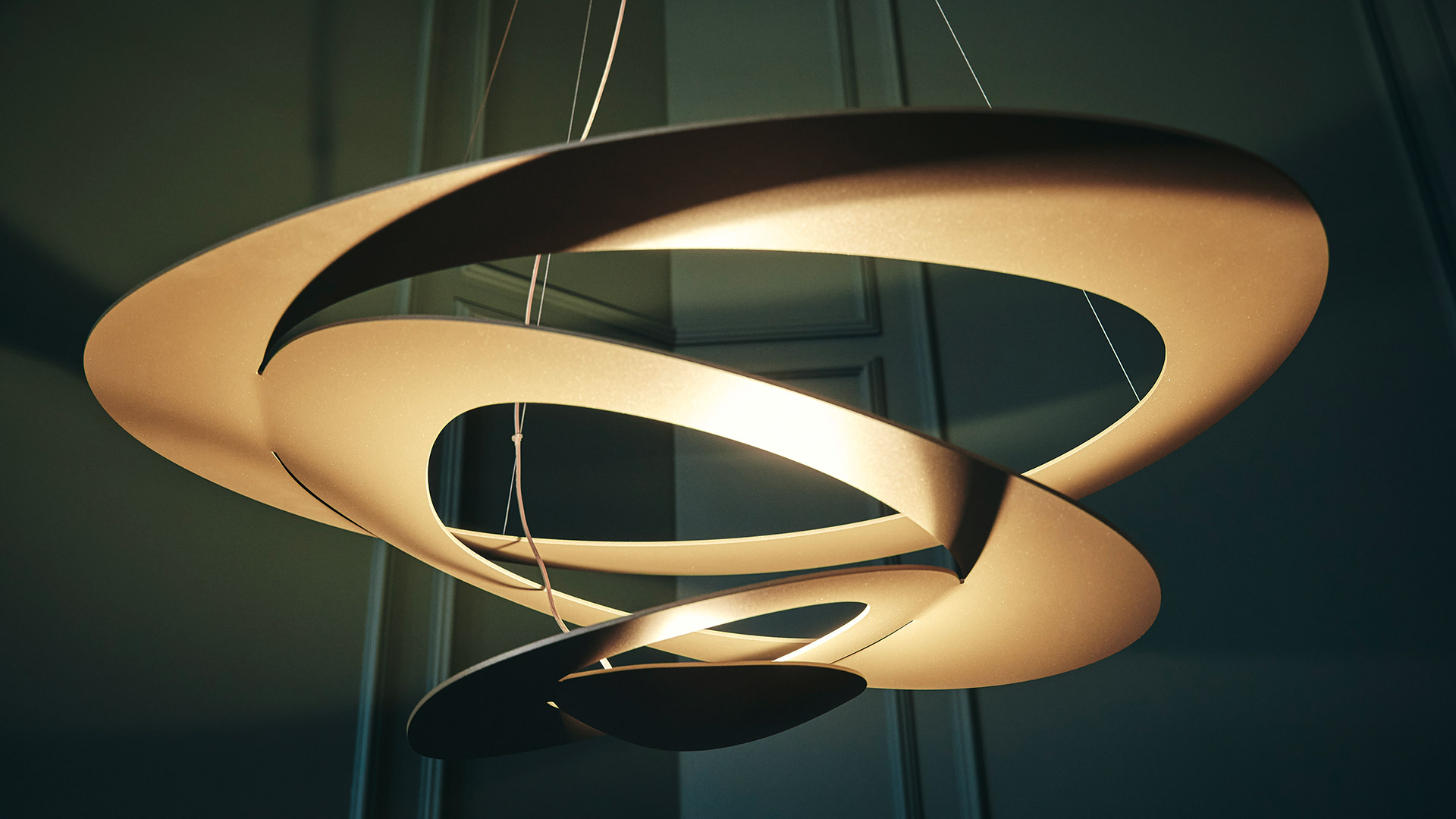 Due lampade a sospensione Artemide Pirce in bianco, con paralumi a spirale organica in formato grande e piccolo