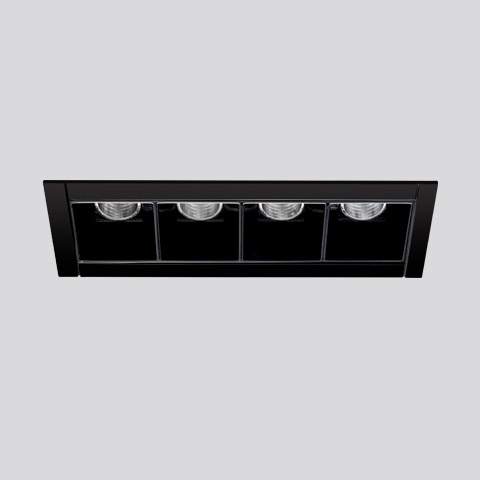 Faretto da incasso a soffitto Artemide Sharp con quattro moduli LED in cornice rettangolare nera, progettato per un'illuminazione direzionale precisa.