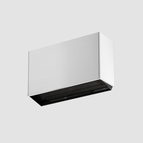 Artemide Sharp Wallwasher SMD: applique rettangolare con corpo in alluminio spazzolato e striscia LED nera incassata per illuminazione direzionale