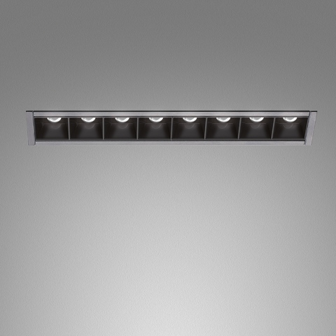 Artemide Sharp Refractive Emission: apparecchio da incasso lineare a soffitto con 8 celle quadrate nere e sorgenti LED in cornice argento