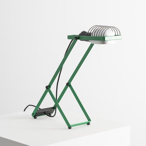 Lampada da tavolo Artemide Sintesi in metallo verde con struttura pieghevole a Z, diffusore bianco e griglia di protezione superiore