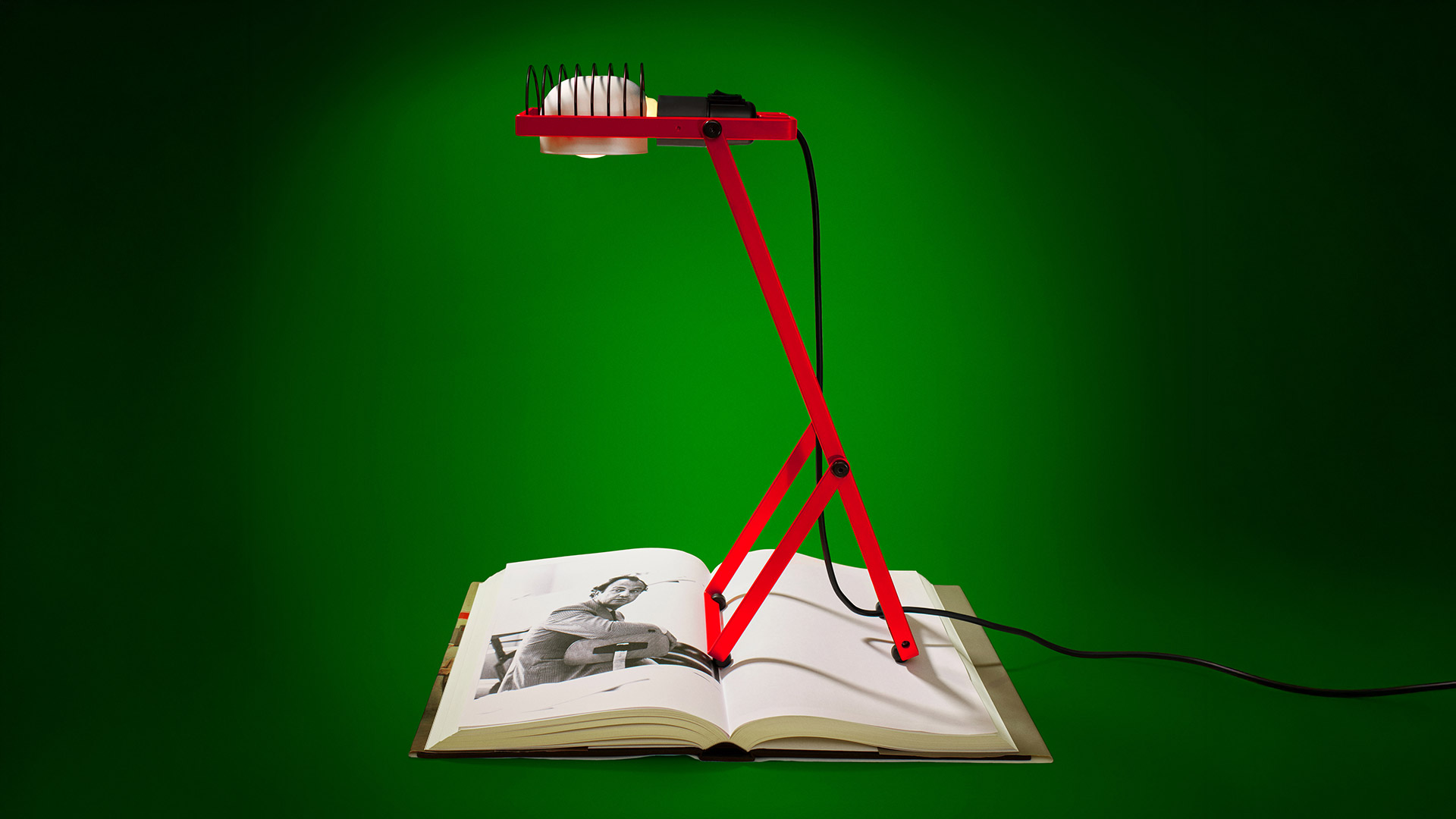 Primo piano della base della lampada Artemide Sintesi 1975, progettata da E. Gismondi, con marchio inciso su telaio in metallo bianco e cavo nero