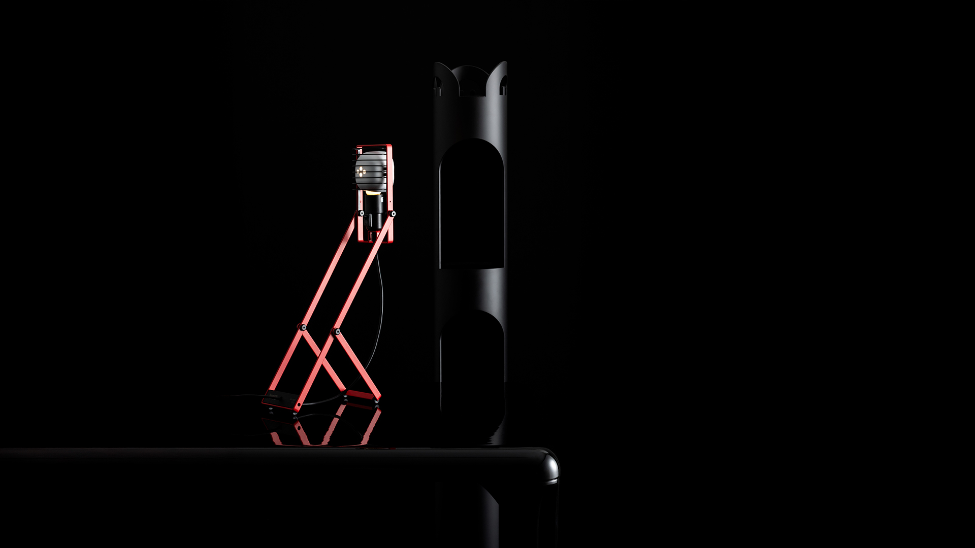 Lampada da tavolo Artemide Sintesi rossa con bracci a forbice regolabili e testa LED a forma di pettine, cavo nero